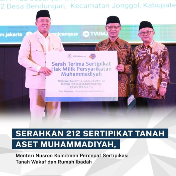 Menteri Agraria dan Tata Ruang/Kepala Badan Pertanahan Nasional menyerahkan 212 sertipikat tanah aset milik Persyarikatan Muhammadiyah