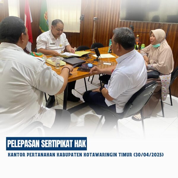 Kepala Kantor Pertanahan Kabupaten Kotawaringin Timur di dampingi Kepala Seksi Penataan dan Pemberdayaan telah melaksanakan Pelepasan Sertipikat Hak.