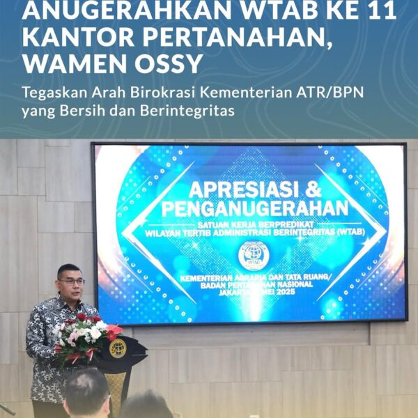 Wakil Menteri Agraria dan Tata Ruang/Wakil Kepala Badan Pertanahan Nasional (Wamen ATR/Waka BPN), Ossy Dermawan, memberikan penghargaan Wilayah Tertib Administrasi Berintegritas (WTAB) ke 11 Kantor Pertanahan.