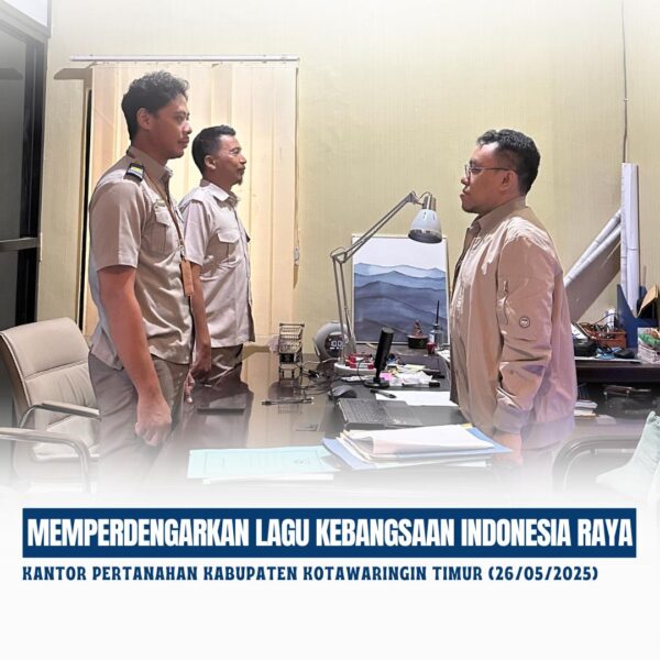Memperdengarkan Lagu Kebangsaan Indonesia Raya, seluruh Pegawai Kantor Pertanahan Kabupaten Kotawaringin Timur