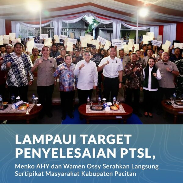 Ossy Dermawan menyerahkan sertipikat tanah kepada masyarakat Kabupaten Pacitan, Kamis (03/07/2025). Sertipikat yang diserahkan merupakan hasil dari Program Pendaftaran Tanah Sistematis Lengkap (PTSL) tahun 2025.
