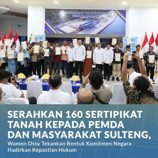 Menyerahkan 160 sertipikat tanah kepada pemerintah daerah (Pemda) dan masyarakat Sulawesi Tengah (Sulteng)