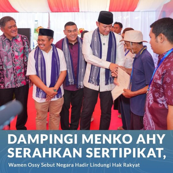 Wakil Menteri Agraria dan Tata Ruang/Wakil Kepala Badan Pertanahan Nasional (Wamen ATR/Waka BPN), Ossy Dermawan, menyerahkan secara langsung 228 Sertipikat Elektronik kepada masyarakat Kabupaten Lombok Barat, Provinsi Nusa Tenggara Barat
