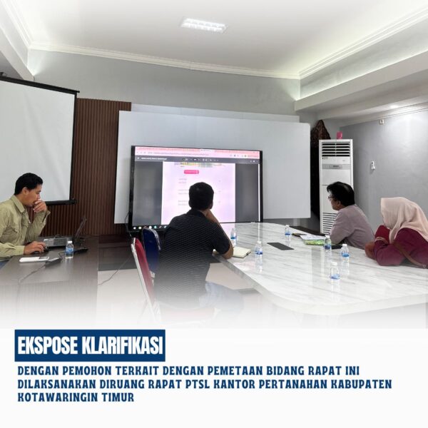 Tim Seksi Survei dan Pemetaan Kantor Pertanahan Kabupaten Kotawaringin Timur Melaksanakan Ekspose klarifikasi dengan pemohon terkait dengan pemetaan bidang Rapat ini dilaksanakan diruang Rapat PTSL Kantor Pertanahan Kabupaten Kotawaringin Timur