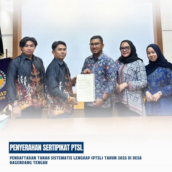 Kantor Pertanahan Kabupaten Kotawaringin Telah melaksanakan Penyerahan sertipikat Pendaftaran Tanah Sistematis Lengkap (PTSL) Tahun 2025 di Desa Bagendang Tengah, Kecamatan Mentaya Hilir Utara, Kabupaten Kotawaringin Timur.