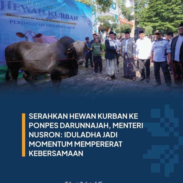 Menteri ATR/Kepala BPN, Nusron Wahid, menyerahkan hewan kurban kepada Pondok Pesantren Darunnajah, Jakarta, dalam momentum Iduladha 1447 H, Rabu (27/05/2026). Penyerahan ini menjadi bentuk kepedulian sosial sekaligus upaya mempererat kebersamaan antara Kementerian ATR/BPN dan masyarakat.