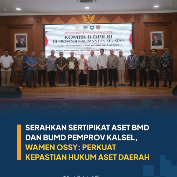 Wakil Menteri Agraria dan Tata Ruang/Wakil Kepala Badan Pertanahan Nasional (Wamen ATR/Waka BPN), Ossy Dermawan, bersama Ketua Komisi II DPR RI, M. Rifqinizamy Karsayuda, menyerahkan sertipikat aset pemerintah daerah (Pemda) dan Badan Usaha Milik Daerah (BUMD)